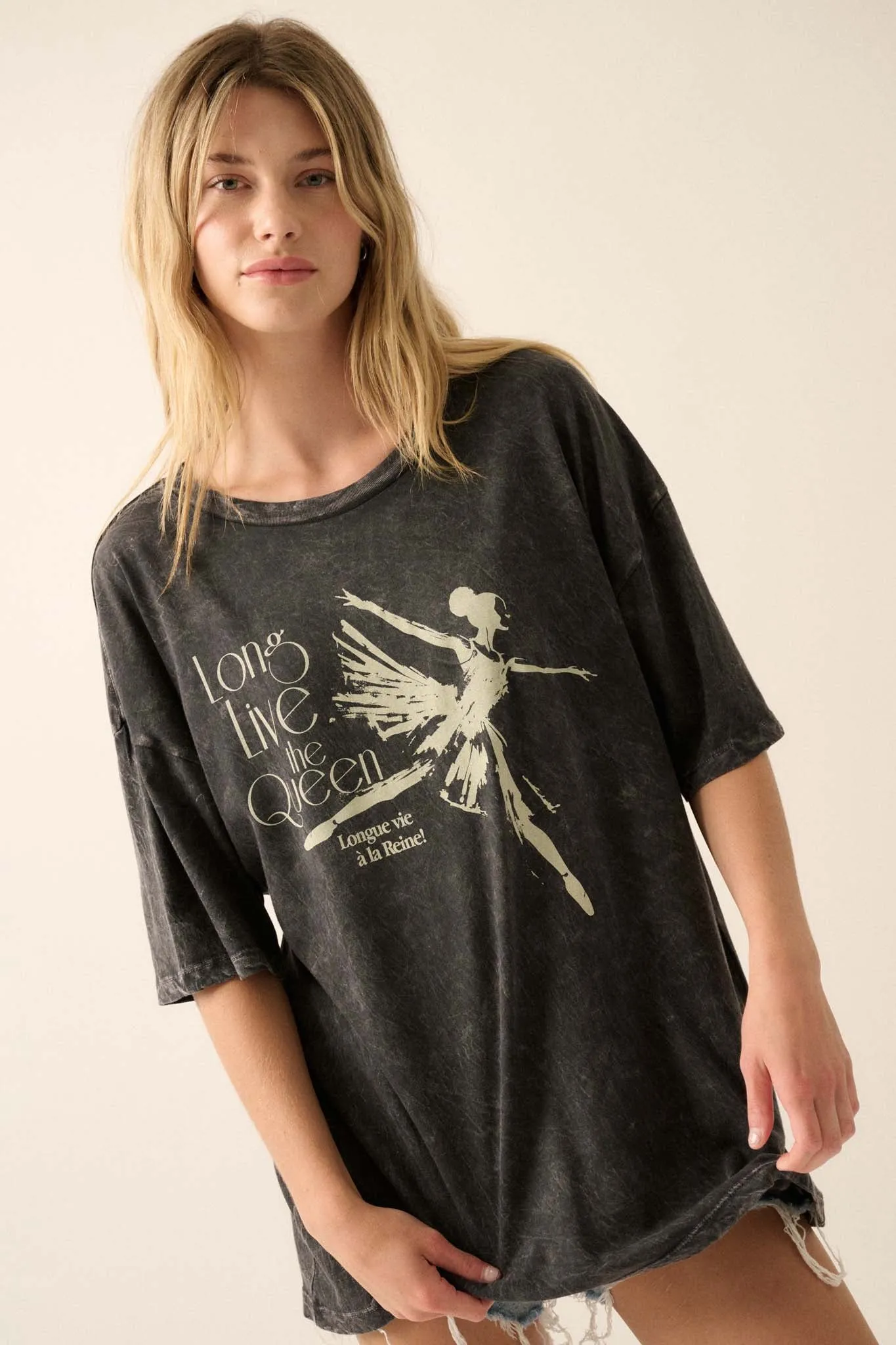 Ballerina Queen Vintage-Wash Oversize Graphic Tee