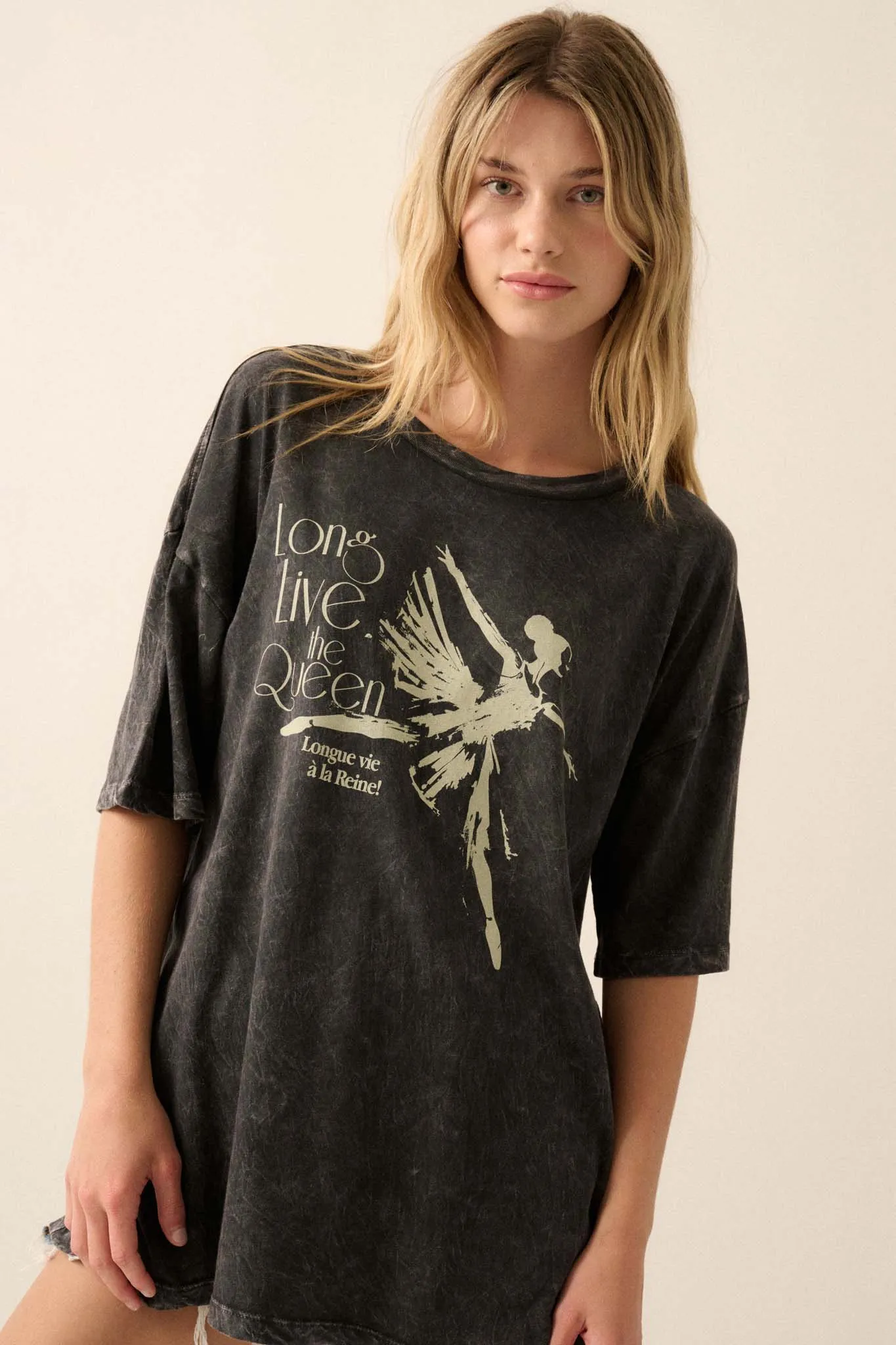 Ballerina Queen Vintage-Wash Oversize Graphic Tee